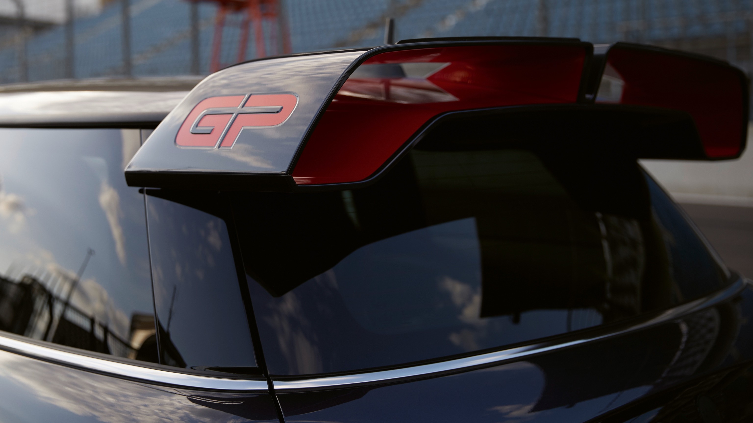 MINI John Cooper Works GP – krovni spojler – siv i crven